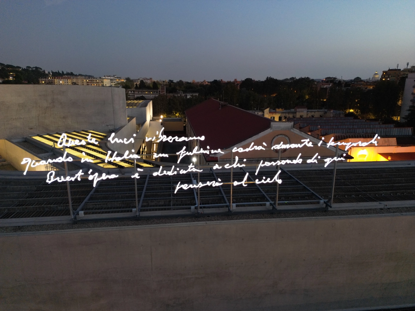 Insegna neon decorativa su edificio al tramonto