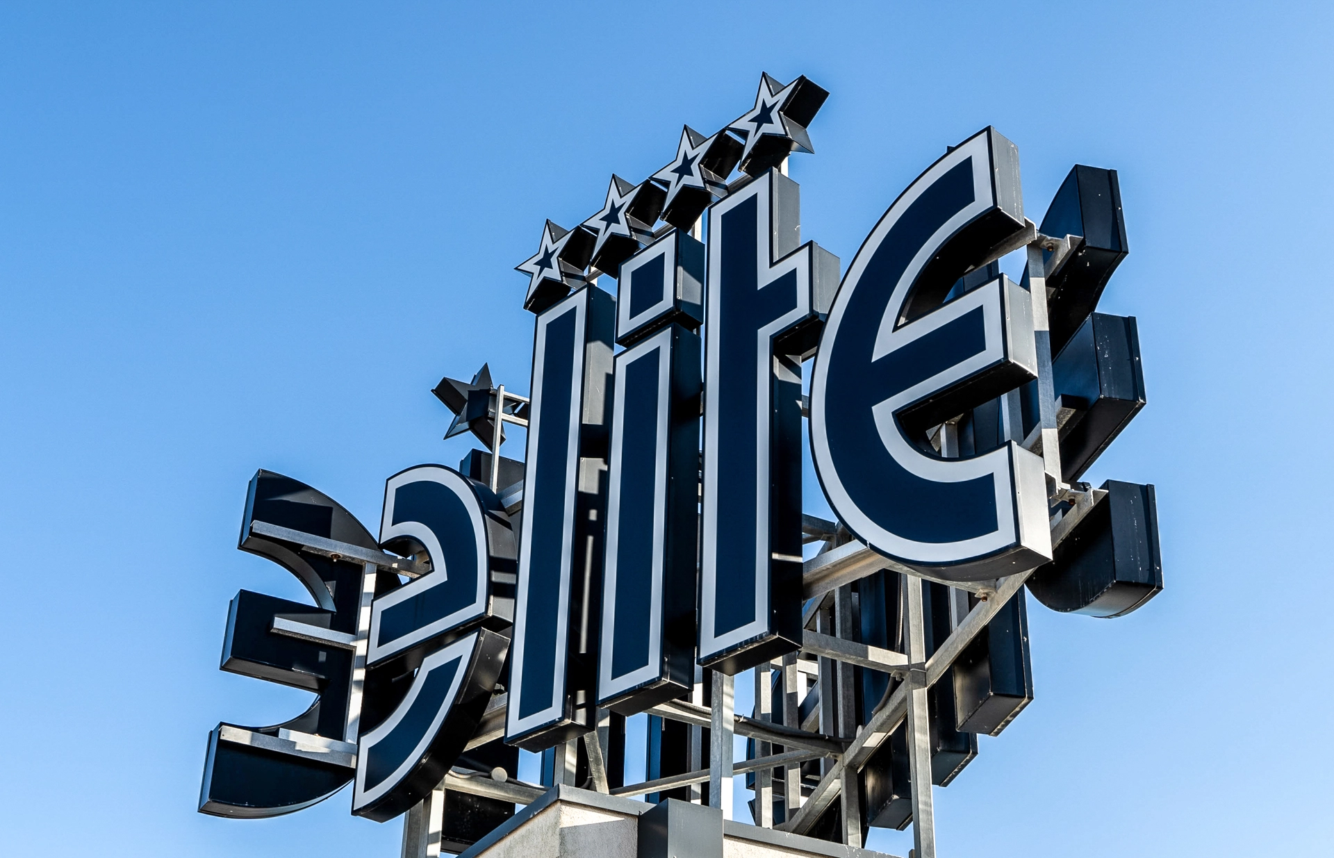 Insegna scenografica Elite con stelle, struttura su misura