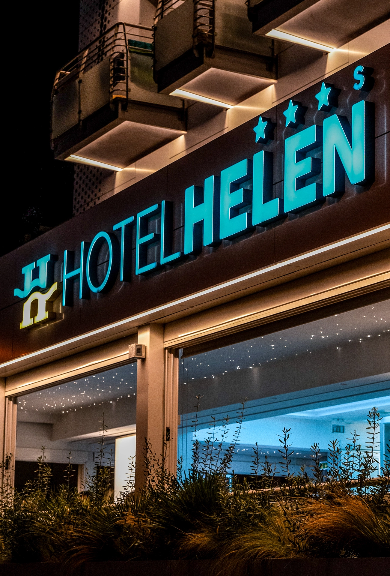 Insegna luminosa notturna Hotel Helen, canale luminoso a led