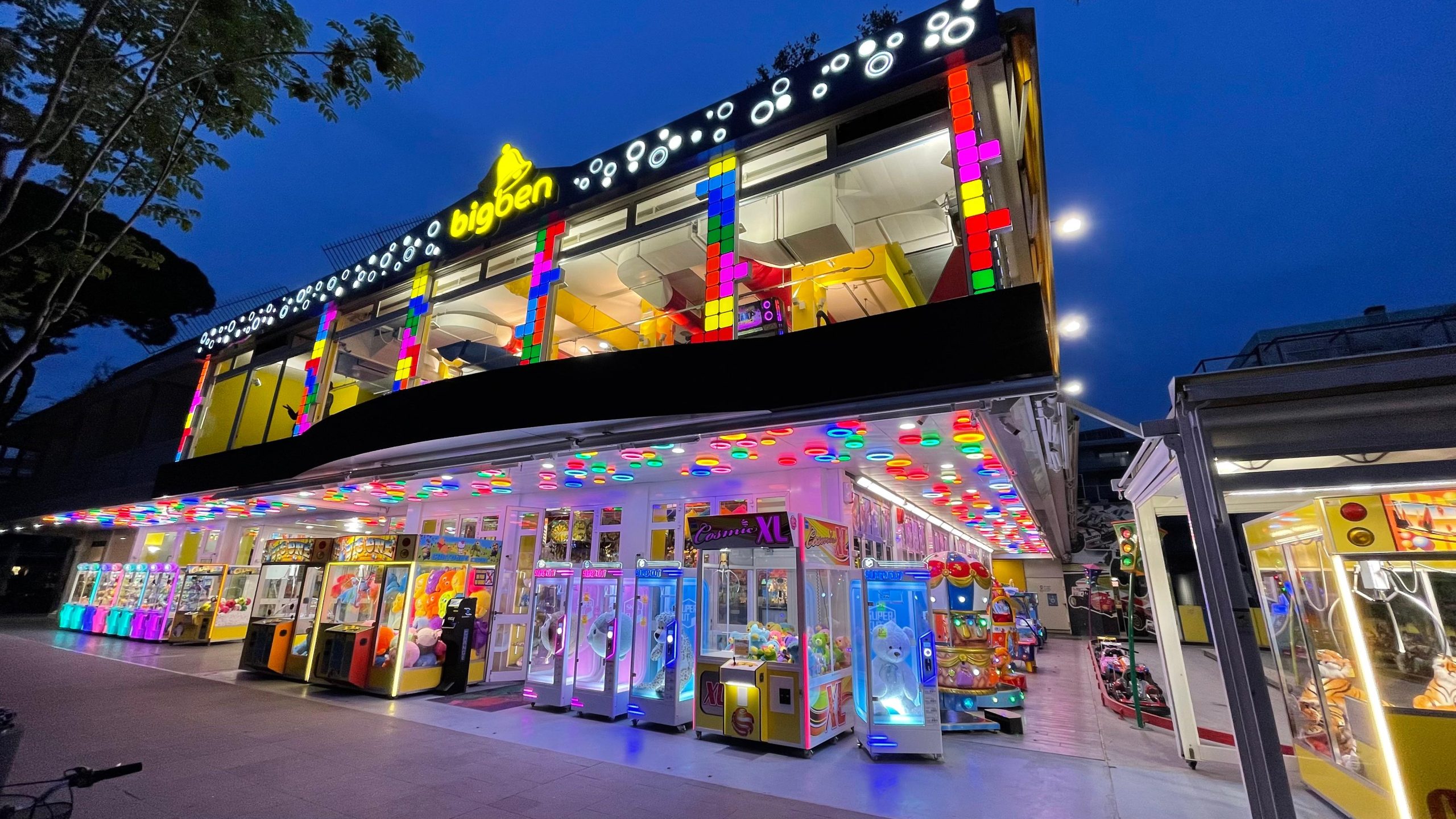 Sala giochi Big Ben con facciata LED multicolore