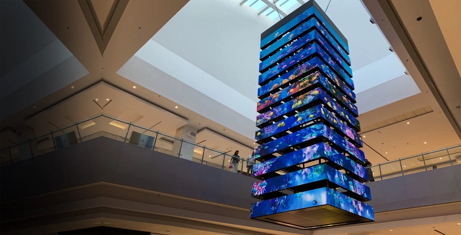 LED wall a colonna sospeso in galleria commerciale