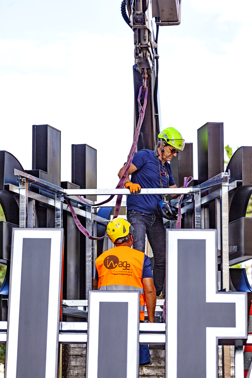 Tecnici Image durante l'installazione di una grande insegna